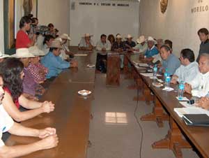 Campesinos demandaron ante diputados panistas intervenir para cambiar al delegado de la Procuradura Agraria • Foto de GUILLERMO LUNA